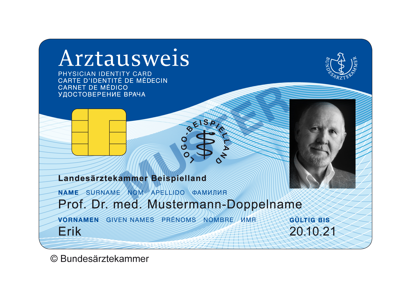 Vorderseite eines elektronischen Arztausweises mit Chip, Lichtbild, persönlichen Angaben, Ausstellungsstelle und Gültigkeitsdatum, gestaltet im Layout der Bundesärztekammer.