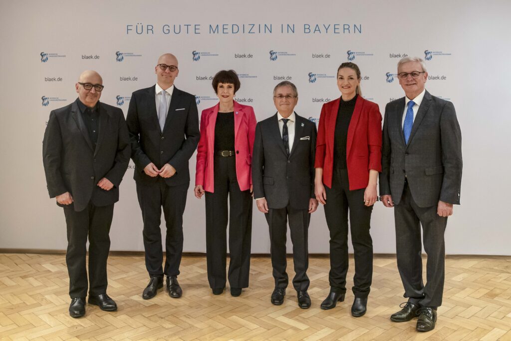 Auftakt­ver­an­stal­tung zum 84. BÄT: Profes­sor Dr. Armin Nassehi, Vize­prä­si­dent der LMU München, Dr. Dirk Vogel, Ober­bür­ger­meis­ter der Stadt Bad Kissin­gen, Dr. Marlene Lessel, 2. Vize­prä­si­den­tin der BLÄK, Dr. Gerald Quit­te­rer, Präsi­dent der BLÄK, Judith Gerlach, Baye­ri­sche Staats­mi­nis­te­rin für Gesund­heit, Pflege und Präven­tion, Gott­hard Schle­reth, stell­ver­tre­ten­der Land­rat Bad Kissin­gen (Von links)