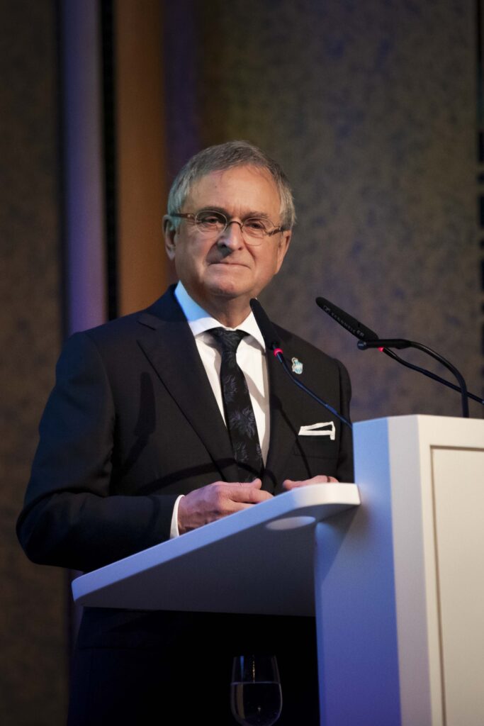 Judith Gerlach, Baye­ri­sche Staats­mi­nis­te­rin für Gesund­heit, Pflege und Präven­tion, über­reicht Dr. Gerald Quit­te­rer, Präsi­dent der BLÄK, das Verdienst­kreuz am Bande des Verdienst­or­dens der Bundes­re­pu­blik Deut­sch­land