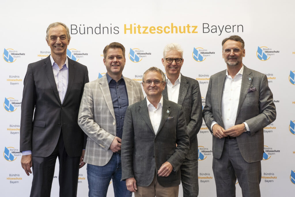 Moderator Dr. Martin Herrmann, 1. Vorsitzender von KLUG e.V., Dipl.-Ing. (FH) Daniel Willeke, 1. Vorsit­zen­der des Bundes­ver­bands Klima­schutz, Dr. Gerald Quitterer, Präsident der Bayerischen Landesärztekammer (BLÄK), Hans Peter Mayer, Geschäfts­füh­ren­des Präsi­di­al­mit­glied des Baye­ri­schen Gemein­de­tags, und Frank Dollendorf, Hauptgeschäftsführer der BLÄK (Von links; Bild: BLÄK)