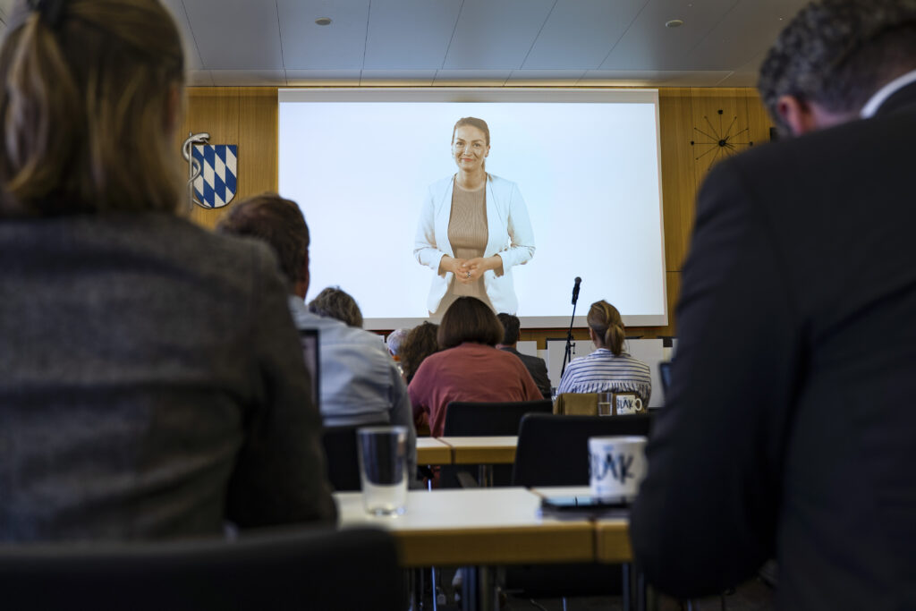 Judith Gerlach (CSU), Bayerische Staatsministerin für Gesundheit, Pflege und Prävention, sprach im Rahmen der gemeinsamen Veranstaltung des Bündnis Hitzeschutz Bayern am 9. Juni 2026 ein Video-Grußwort (Bild: BLÄK)