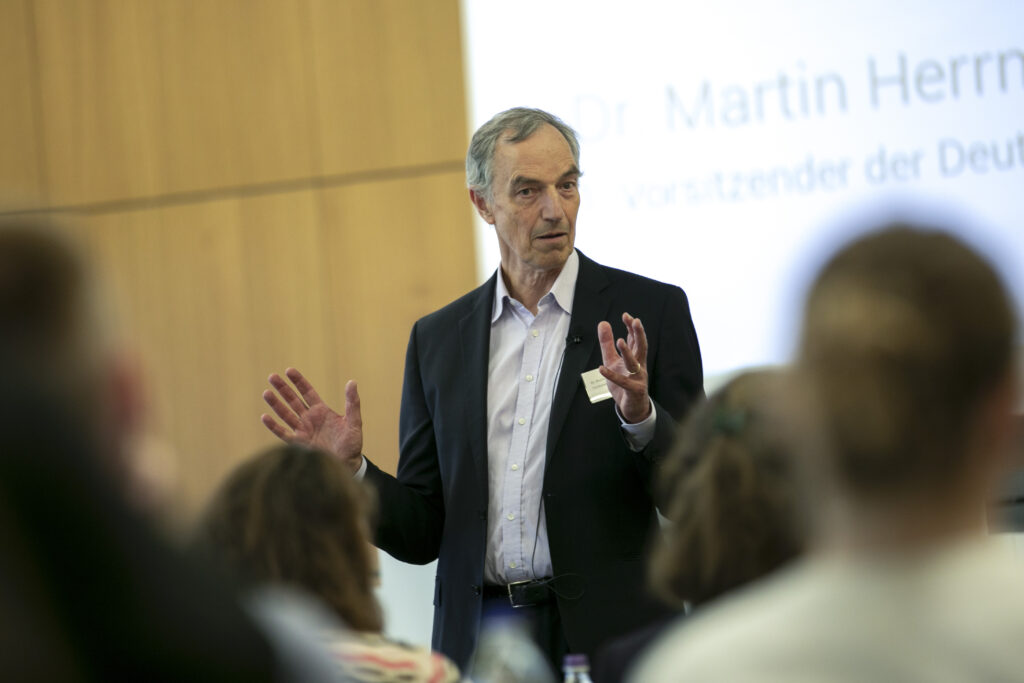 Moderator Dr. Martin Herrmann, 1. Vorsitzender der Deutschen Allianz Klimawandel und Gesundheit e.V. (Bild: BLÄK)