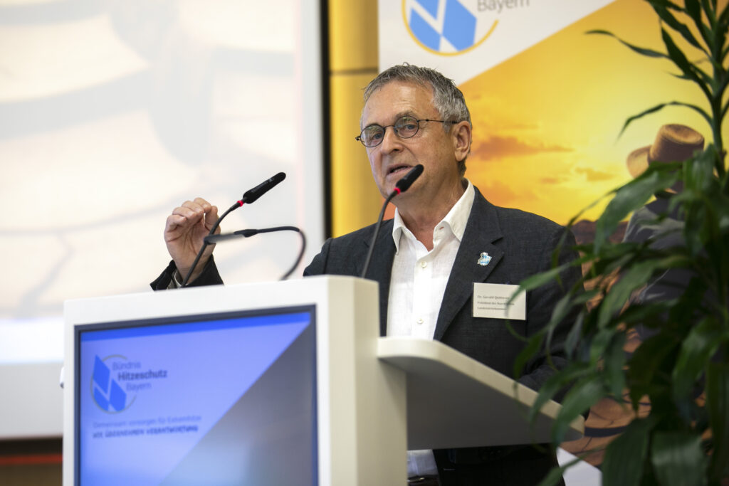 Dr. Gerald Quitterer, Präsident der Bayerischen Landesärztekammer, forderte in seiner Rede eine Stärkung des Hitzeschutzes an Schulen. (Bild: BLÄK)