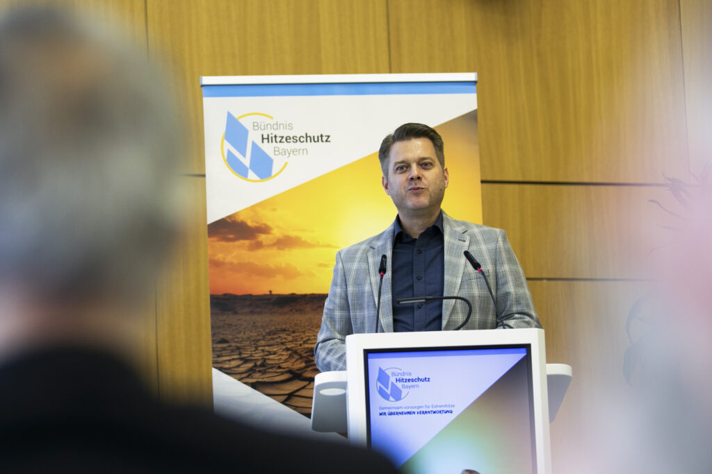 Dipl.-Ing (FH) Daniel Willeke, 1.  Vorsitzender des Bundesverbands Klimaschutz, hielt einen Vortrag zu den gesundheitlichen Auswirkungen von Extremhitze und möglichen Gegenmaßnahmen. (Bild: BLÄK)