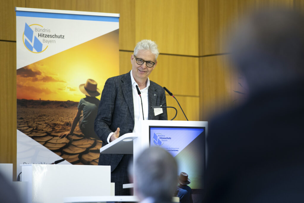 Hans-Peter Mayer, Geschäftsführendes Präsidiumsmitglied des Bayerischen Gemeindetags, referierte zum Thema „Hitzeschutz in Bayerns Kommunen“. (Bild: BLÄK)