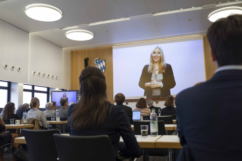 Bayerns Staatsministerin für Unterricht und Kultus, Anna Stolz (CSU), hielt im Rahmen der Veranstaltung ein Video-Grußwort